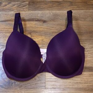 Victoria’s Secret t-shirt Demi bra